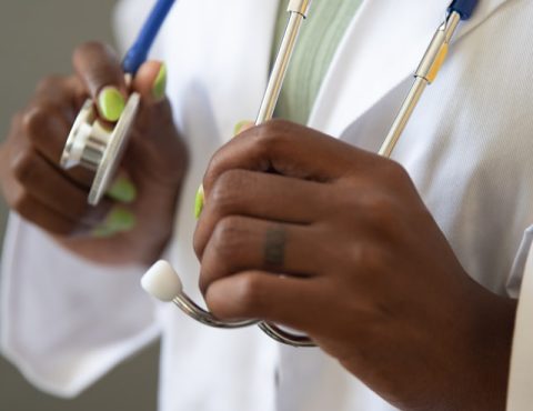 Liberté d’établissement des médecins – pas de distinction selon que le praticien exerce sous un statut libéral ou salarié